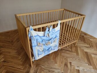 Dětská postýlka s matrací, kapsářem a mantinelem