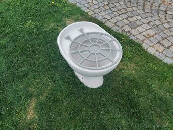 Výlevka stojící keramická s roštem
