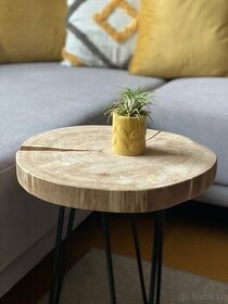 Designovy dubový stolek na kovových nozkach