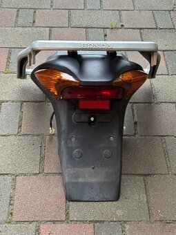 Zadní světlo a nosič Honda Varadero 125 - (01-06)