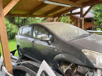 Toyota Corolla Verso 2007 - na díly