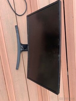 Prohnutý monitor Samsung
