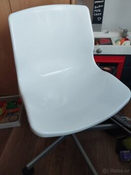 Dětská otočná  plastová bílá židle