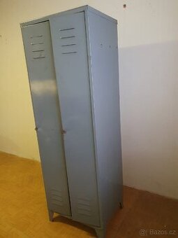 Plechová dílenská šatní skříň