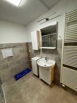 Koupelnový nábytek – komplet včetně umyvadla, baterie a LED