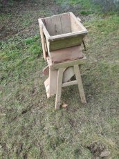 nálezy z půdy: konev, bedna, šroťák, vyřezávaná nástavba