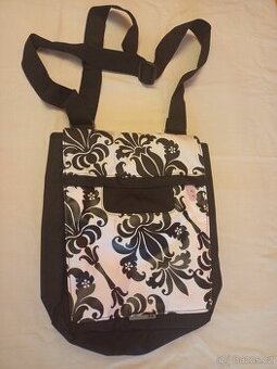 černá taška přes rameno se vzorem na boku