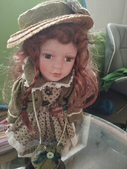 Krásná sběratelská panenka s porcelánovou hlavickou