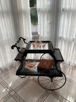 starožitný servírovací stolek