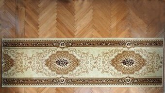 Koberec běhoun krémový.