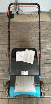 Elektrický vertikutátor Gardena EVC 1000 se sběrným košem.