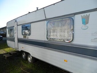 Velký dvouosý karavan Adria pro 7 osob
