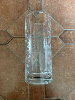 Broušená skleněná váza