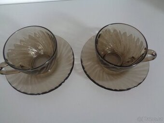 Přátelská souprava z kouřového skla