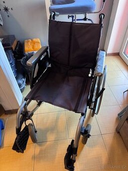 Invalidní mechanický skládací vozík Breezy
