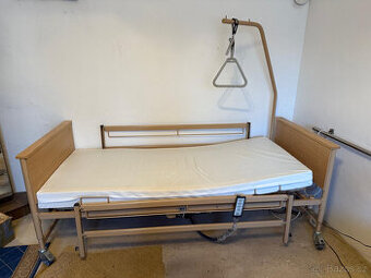 Polohovací elektrická postel Burmeier + hrazda + matrace