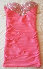 Růžové šaty