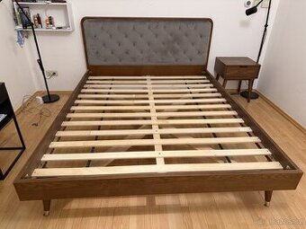 postel s nočními stoky