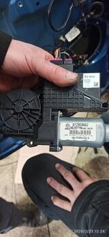 Motorek stahovačky předních oken fabie 2