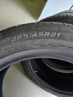 285/45R21