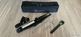 Hever s nářadím Mercedes-Benz 2023 - 1