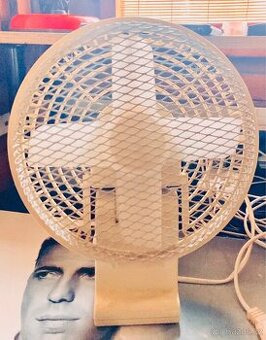 Malý, ale výkonný stolní ventilátor, průměr 20 cm. - 1