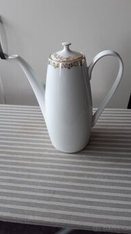 Starožitná porcelánová konvice s víčkem.
