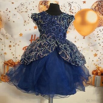 Dětské slavnostní šaty v modré barvě zdobné flitry