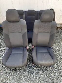 Toyota Avensis sedačky