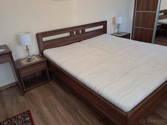 Ložnice: postel s rošty, noční stolky, komoda, toaletní stlk