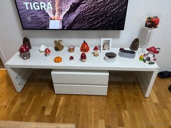 Televizní stolek.