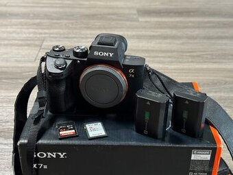 Sony A7III s příslušenstvím - jako nový