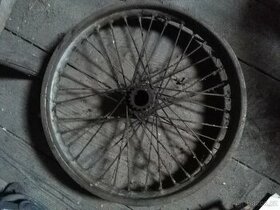 Zadní kolo Jawa pérák komunista