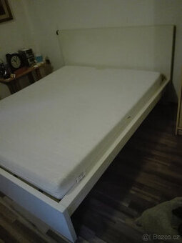 DVOJLŮŽKOVÁ POSTEL A MATRACE