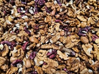 Prodám letošní vyloupané ořechy-vlašské/lískové