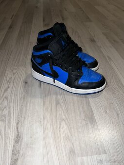 Air Jordan 1 Mid Royal Blue.