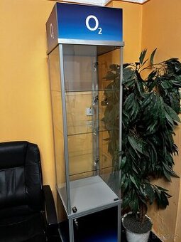 Vitrina s osvětlením uzamykatelná