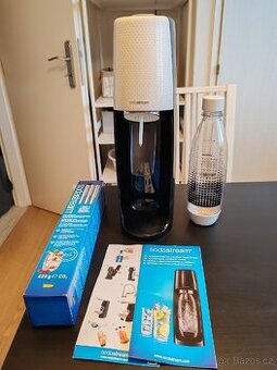 Výrobník Sodastream+lahev+ prázdná bomba CO2