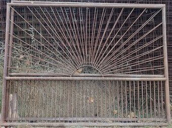 Brána kovová dvou křídlá .Křídlo-šířka je 2m a výška je 1,5m