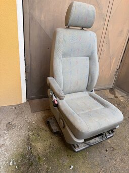 VW T5 - řidičova sedačka s podstavcem