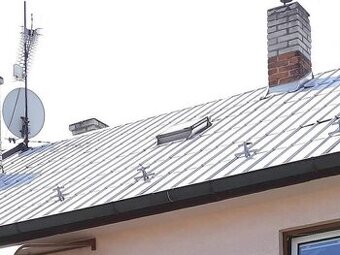 Střešní výlezové okno - výlez ke komínu