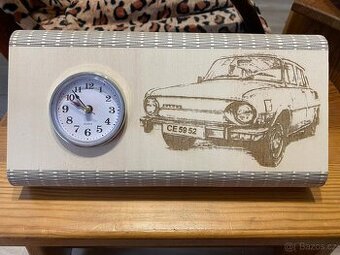 Dřevěné gravírované stolní hodiny