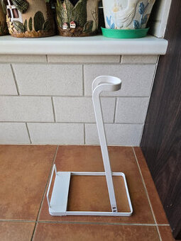 Kovový stojan pro tyčkový vysavač