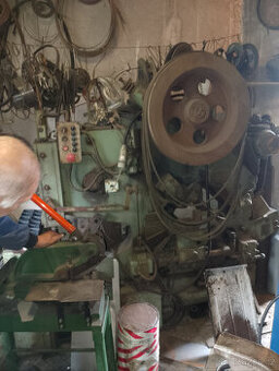 Profilovací lis, CO2 svářečka, sedačky, hydr. čerpadlo,atd.