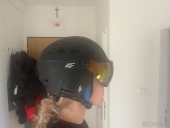 Lyžařská helma 4F