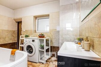 Dům (242 m2) s byty 4+kk (95,4 m2) a 3+kk (146,8 m2) v OV, Č