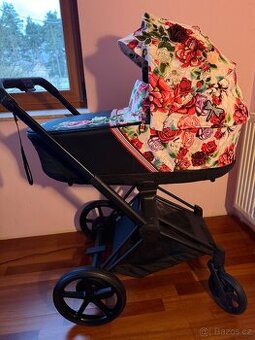 Hluboký kočárek Cybex epriam e-Priam spring Blossom Light 4.