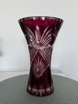 Starožitná váza rubínové sklo