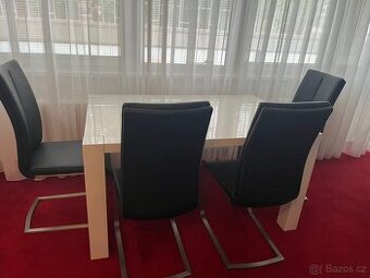 Jídelní stůl, a židle