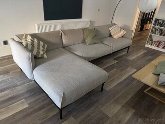 ÄPPLARYD 4místná pohovka s lenoškou, světle šedá